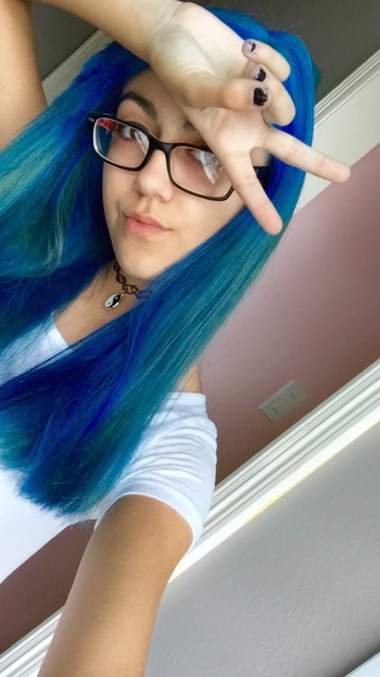 clairvoyantry:  I have mermaid hair now 💙