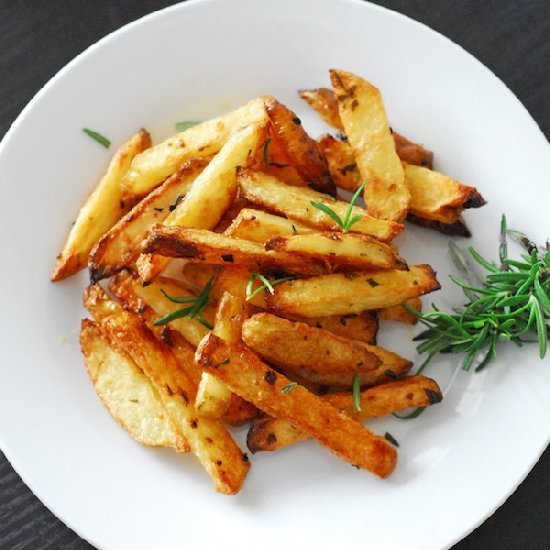 jamieskitchenblog:  Baked Rosemary Garlic Fries.Source. 