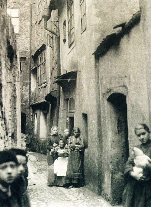 blacknwhitemood: amazing photos Prague, Josefov (Jewish quarter), 1900+