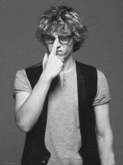 i-n-s-e-n-s-i-v-e-l:  Evan Peters 