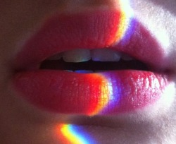 lustire:  verakienhuis:  The sun is shining in the mirror and the light breaks through the glass, this is the effect on my lips  love this