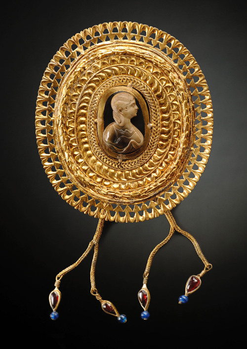 archaicwonder: Large Royal Roman Fibula with Cameo, Late 2nd-Early 3rd Century AD Made of gold, agat