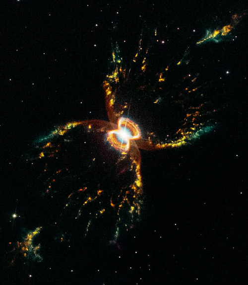 Hen 2-104, The Southern Crab Nebula’s hourglass structure