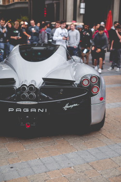 how2photo:  Almighty Huayra. 
