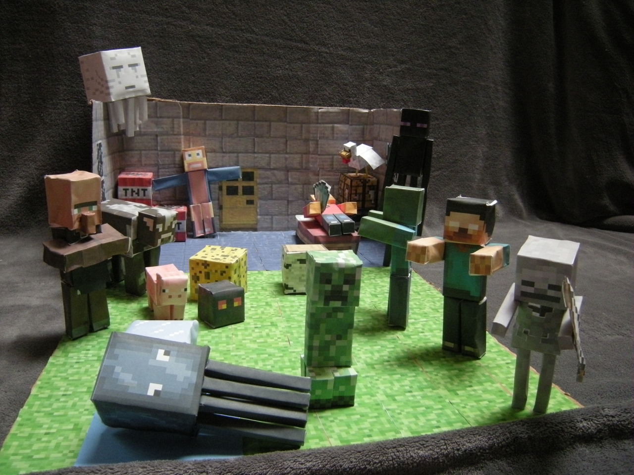 DIY Minecraft Village House diorama - papercraft 