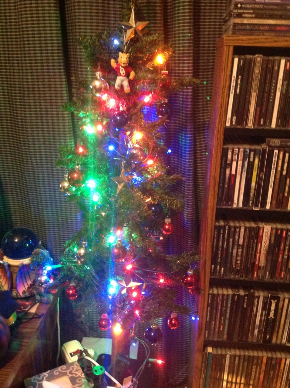 I&rsquo;M CRAZY CAUSE I ALREADY HAVE THIS XMAS TREE IN MY BEDROOM&hellip;..OUT