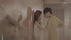 fanserviced:  Who’s that knocking on my wall? 