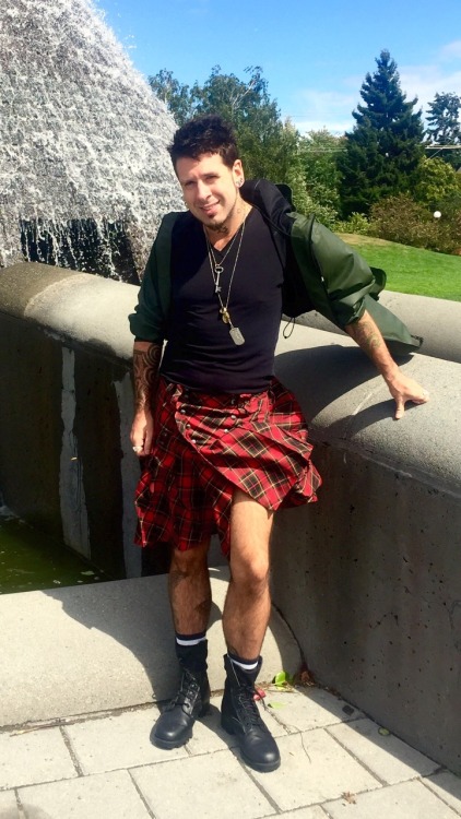 themaletaint: misterjackdarling: Gone for a walk in my kilt on a windy Seattle day woof what a sexy 