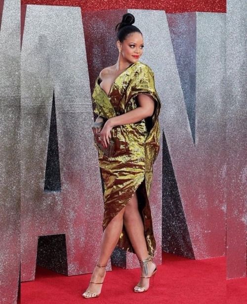 RIHANNA x OCEAN&rsquo;S 8 LONDON PREMIERE -Wearing Poiret Fall/Winter 2018 Collection ⚜️1966mag.com