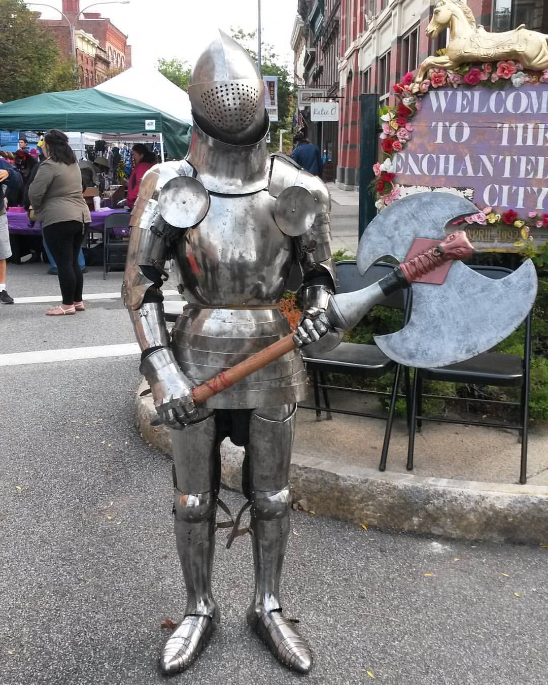 bandits-at-sea:  Nice #knight out on the town! #battleaxe #armor #fullplate #metalwork