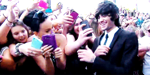 zayncangetsome:   katy pretending to be a fan &amp; taking a pic of zayn x  