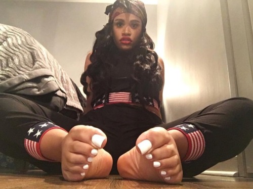 inlovewithprettytoes: Lightskintoes Is Gorgeous And Her Toes Are Perfect