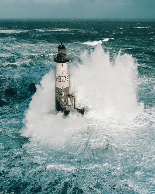 utwo:  Lighthouse Atlantic Ocean Bretagne France© J.Höhn   @empoweredinnocence 