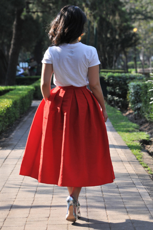 Red Skirt Tibi/ T Shirt Zara/ Shoes Elizabeth And James 