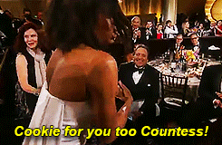 bussykween:  Taraji P. Henson Hands Out Cookies During Her Golden Globes Acceptance