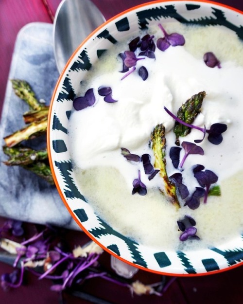 “Fast” Asparagus Soup 🍲My mom showed me this recipe many years ago and I loved the creative reuse of the asparagus leftovers: 👩🏻‍🍳You can prepare a tasty soup with the leftovers after peeling asparagus. Here’s how. 🍽
• Keep the brew that you cooked...