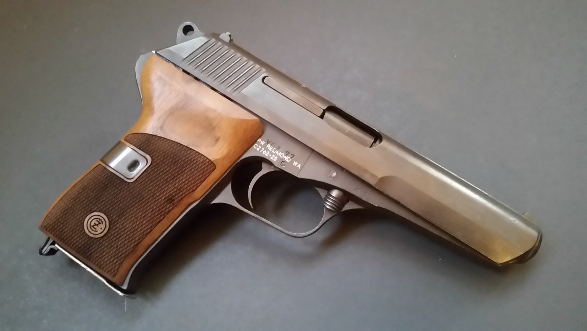whiskey-gunpowder:  The Art-Deco CZ-52 