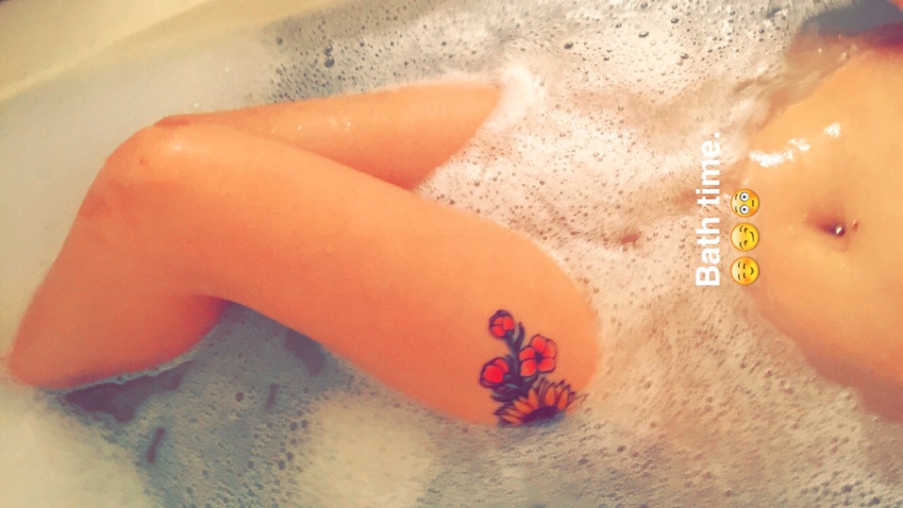 thelittleprincessss:  Rub a dub dub ✌🏼️