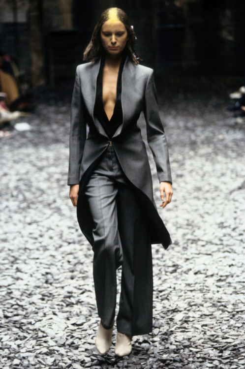 fuckrashida:Ananda Lewis wearing a suit from Alexander McQueen’s Fall/Winter 2000 collection “Eshu”. via @hawtgyal