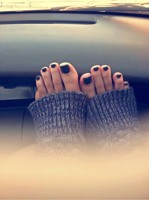 multiperv:  feetfiends:  like it up for black polish!!!!  multiperv         More the long straight toes and them peeking out of the legwarmers for me but still, yum! 