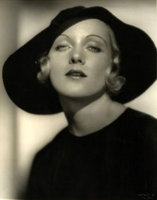 vintageeveryday:Stunning photos that defined fashion styles of Carole Lombard in the 1930s.