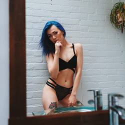 molly-quin:  Spend my afternoon with @shitbyvic