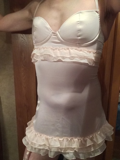 sissieinskirts: chemsie: Feeling sexy Gorgeous. Love the lingerie.
