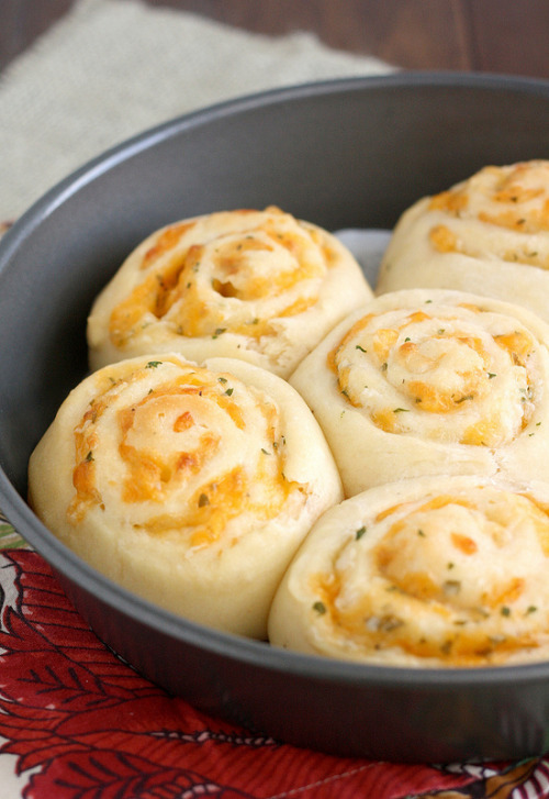 foodiepalooza:  Cheddar Swirl Rolls 
