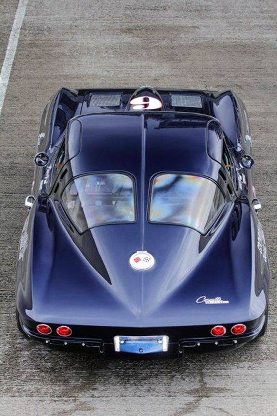 glamoramamama75:  itsbrucemclaren:    1963 Corvette Stingray ‘split-window’.