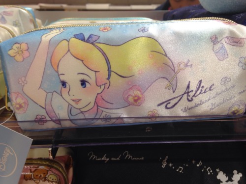 Lovely Disney character pen cases. I’m not a big Rupunzel or Alice fan but really love the art