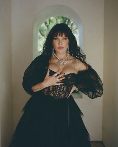 inthenameofloveforthesakeofpower:iamhalsey: Tuck a knife with my heart up my sleeve