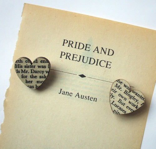 iamlittlei:  mymodernmet:   Lovers of literature will enjoy these beautiful, handmade brooches created by London-based artist Sarah of House of Ismay. The decorative pins are constructed from reclaimed wood covered with the original, worn out pages from