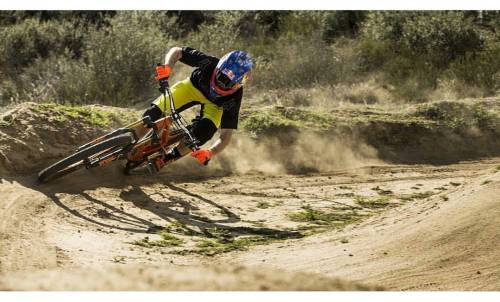 chrismbartlett: Ronnie Renner sinking into berms on board the DC31 Mohawk carbon handlebar! @rendaw