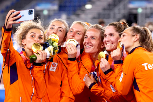 dutch-nt:Team Netherlands Hockey Women’s pose for a selfie with their Gold Medals during the Victory