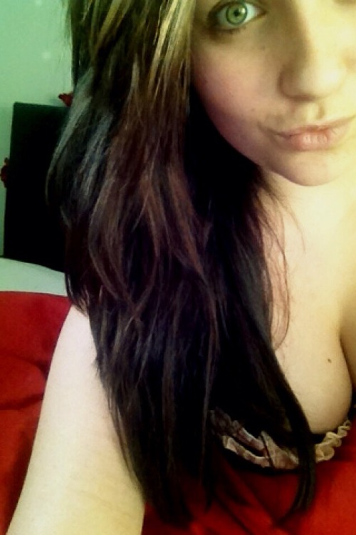 toxic–sex:  pornopuffgirls:  No make up, no clothes  bry be hot as fuck  HAIR.  <3   And I don’t usually commend on faces since I find most people to be pretty no matter what but this broad… she’s beautiful.