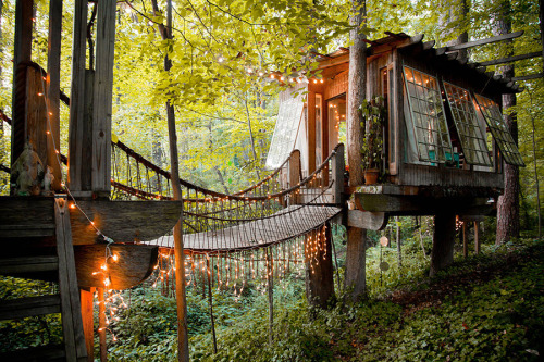 treehauslove:  Secluded Intown Treehouse. Three amazing treehouse rooms connected to each other by rope-bridges. All of the rooms are decorated with antique items gathered from the flea markets. A truly beautiful place to stay! Located in  Atlanta, Georgi