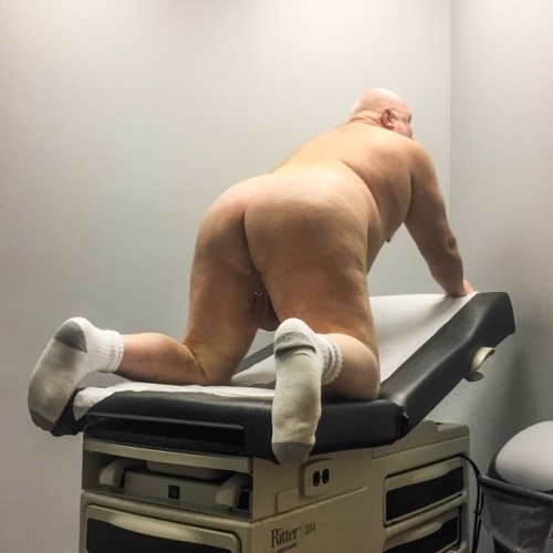 wooferstl:  quarterly vet check for #SIRshappymutt - all good #’s PLUS the vet cleared it for ringing, marking and/or anything else SIR might have planned for HIS pup; the lube was labeled and"sterile" so that means it’s good for you, right?
