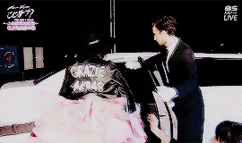 mochichan00:Queen showing how to leave your graduation concert in style
