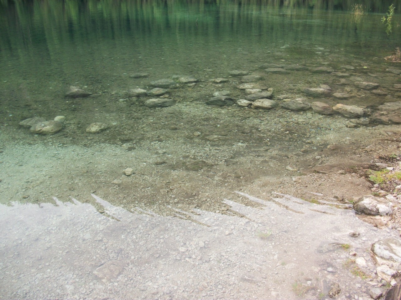 jishokoi:  tokiomilk:  the water is so clear  ◯ 呪いの下で ◯ 