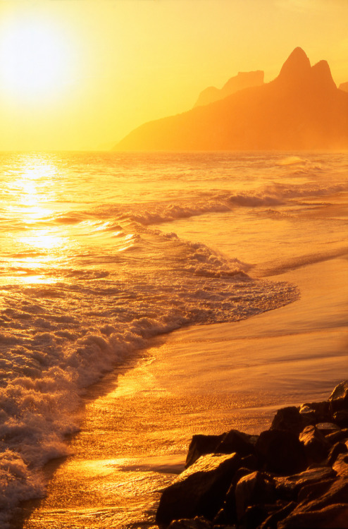 touchdisky:  Ipanema beach | Brazil by Douglas Pulsipher