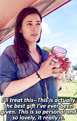 dailyhayleyatwell:A fan gives Hayley a jar filled with inspirational quotes, words that describe her