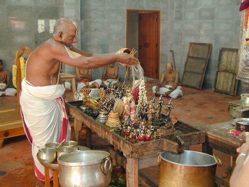 Aradhanam being performed at the Ahobalam mutt of the (Tengalite) Sri Vaishnava sampradaya in Andra 