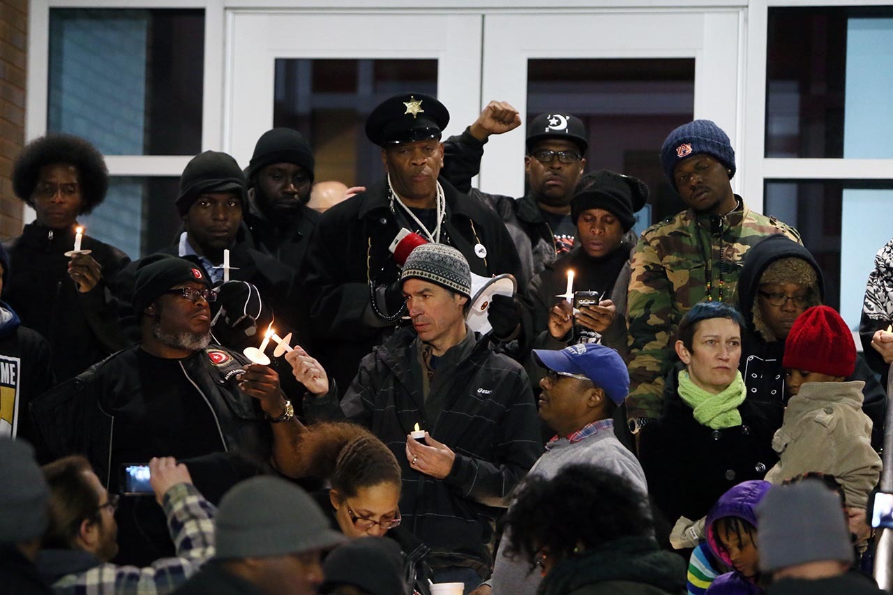 Ferguson: Manifestantes frente a la estación de policía de Ferguson en el primer aniversario de la decisión del gran jurado de no acusar policía Darren Wilson en la muerte de Michael Marrón. Brown, que era negro, tenía 18 años y desarmado cuando fue...