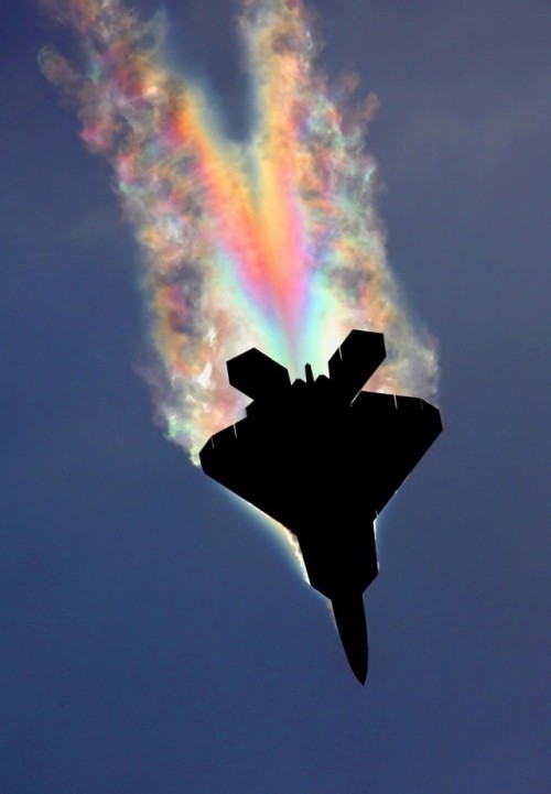 aviationblogs: An F-22 Raptor pulling so many Gs, the low pressure air over the fuselage gets cold e