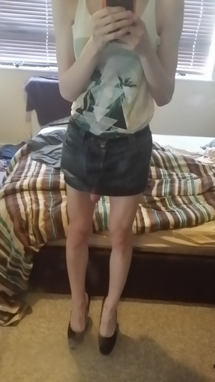 jammy-cat:  its rare to see me not in any kind of socks but i didnt have any to go with this outfit :(i also havnt shaved in a bit so  sorry about that but its not super noticeable because potato quality (maybe a bit of green will increase the quality