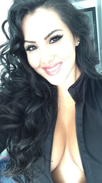 anonymuss: Mikayla Divine