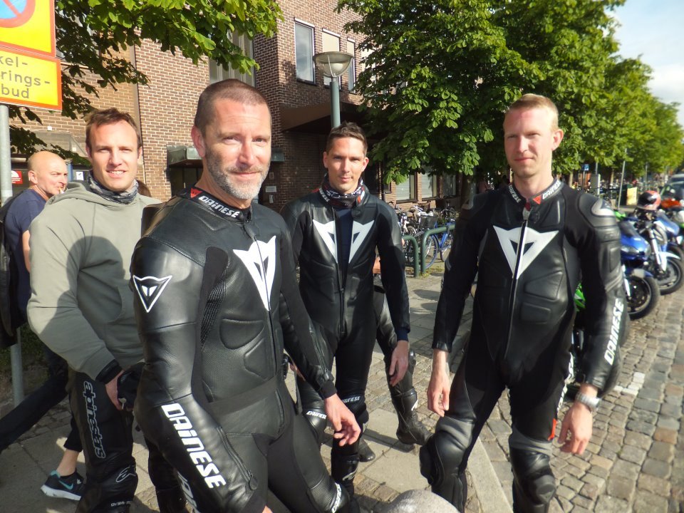sportivhz:  Wonderful presentation of Dainese leather suit … 