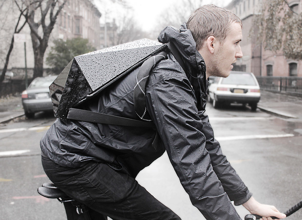 khymeira:  Blackpack Cycling Backpack by William Root  Inspired by a turtles protective