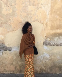 afrikanattire:  maryjblige:  https://instagram.com/p/BGFKpPqxG0I/   This shawl warp top &lt;3 &lt;3 &lt;3