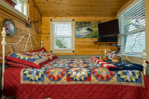 treehauslove:  Washougal Riverside Treehouse. A nice cabin style treehouse with the porch overlooking the Washougal River. If that is not enough, there’s a hammock for the lazy days and nice readings. Located in Washougal, Washington. Keep reading